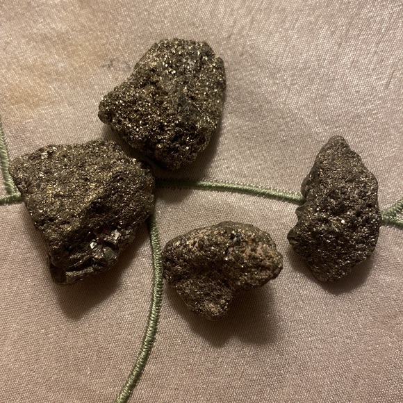 Velvet Bag and set of 4 Tumbled Rocks & 4 pieces of Fools Gold - Picture 3 of 8